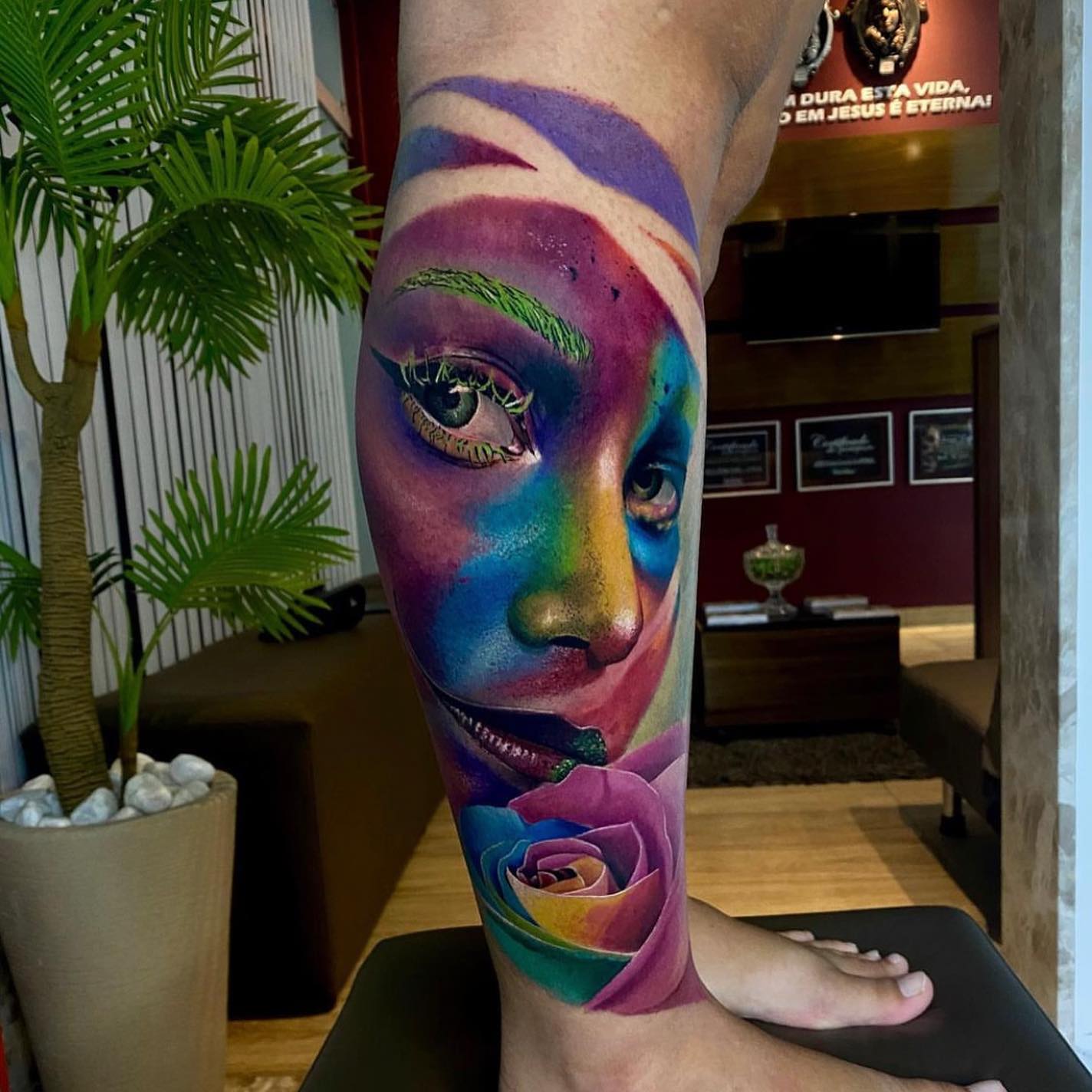 Tatuagem realista colorida feminina perna